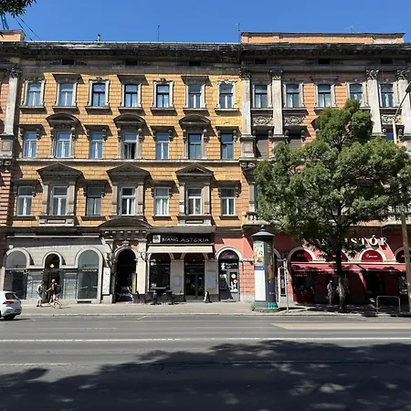 Cozy In Downtown Апартаменты *
